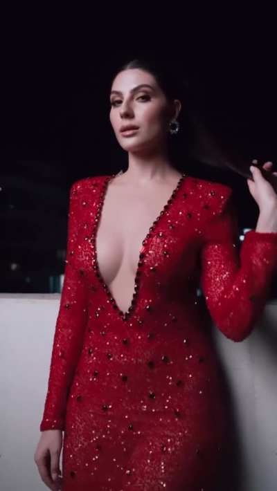 Elnaaz Norouzi Cleavage Video