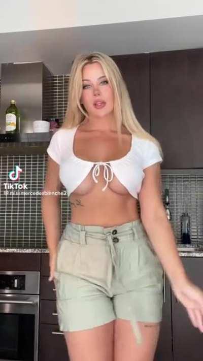 Perfect underboob (missmercedesblanche)