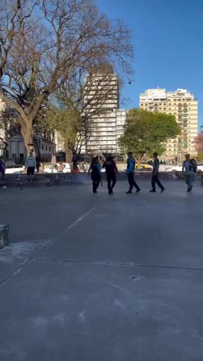 Jovenes se encontraban fumando marihuana en una plaza publica, incomodando a los transeuntes, y se pusieron violentos cuando la Policia de la Ciudad les hizo tirar la droga.