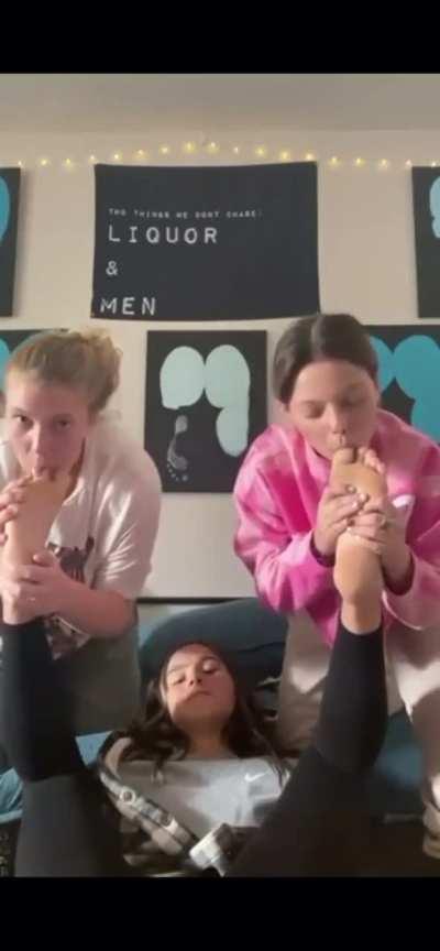 The girl in the middle >>