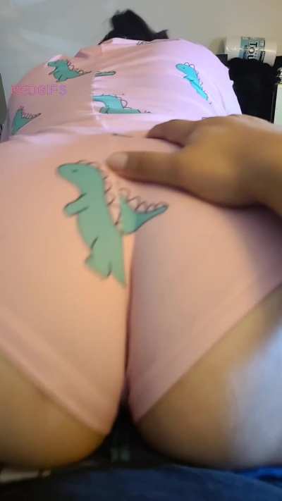 Dum sub asian slut grinding on dada till he busts