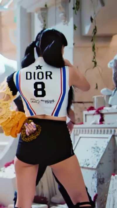 Jisoo and Jennie's Korean butts need to be worshipped 🤤🍑👅