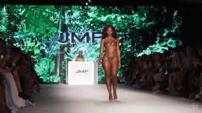 Amber Keaton @amber.cristinaa