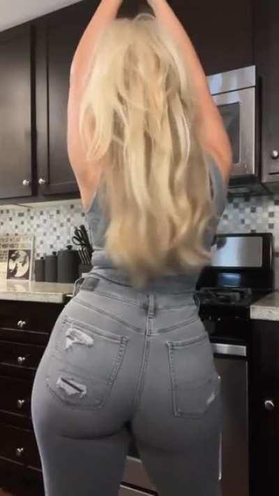 What Shy Nerdy Girls in Orange County, CA Look Like