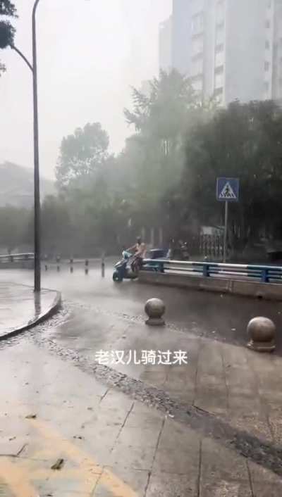 9月12日，重庆。重庆娃都听不得这句“老汉”吧？女儿离异带娃，老父亲冒雨送饭，“他不说一句话 但是好温暖”。