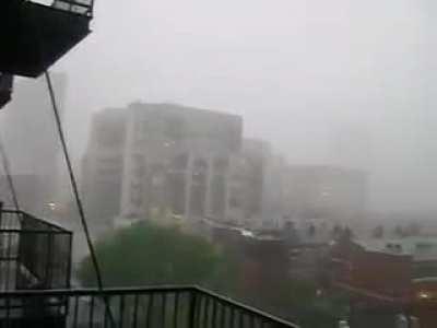 As sirenes que avisam a população de Chicago a chegada de um tornado me assustam mais que a chegada do tornado, essa é a ideia?