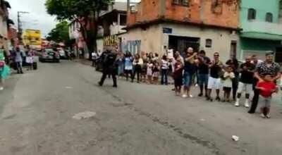 Ativista: Ain! A polícia oprime a periferia! O baile funk é uma expressão cultural! A periferia quando a tropa de choque acaba com baile funk:...