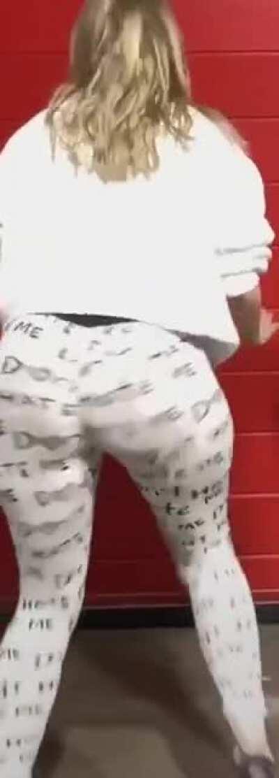 Lele showing how to twerk