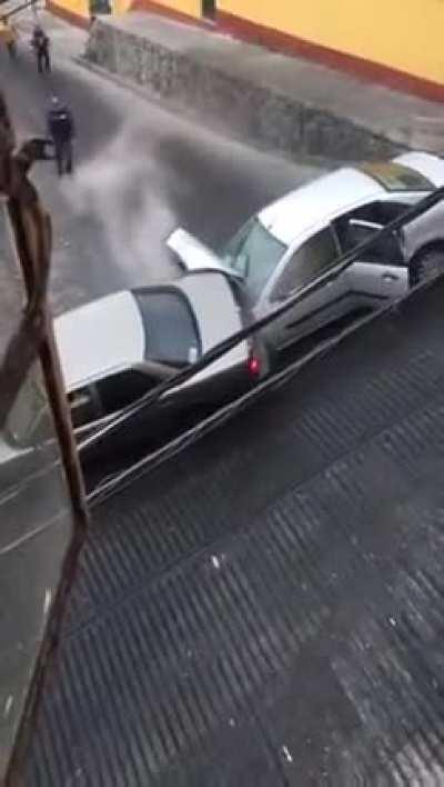 No les ha pasado que evitan un desastre para ser golpeados por otro que esta fuera de su control?