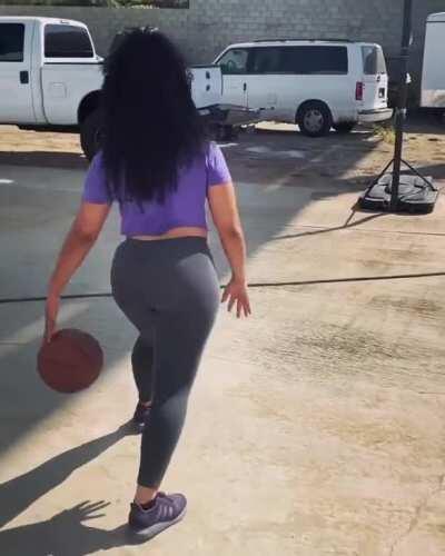 Love & Basketball 🍯🐫🥩🏀