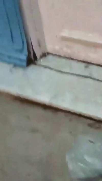 Empleado municipal tuvo un ataque de ira y se filmó rompiendo los vidrios de una unidad básica de un candidato a intendente