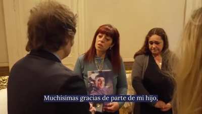 Milei entreg&oacute; personalmente la medalla de "Al Valor Del Ciudadano" a la familia de Lucas Aguilar, el joven que muri&oacute; defendiendo a otro de un robo en Moreno