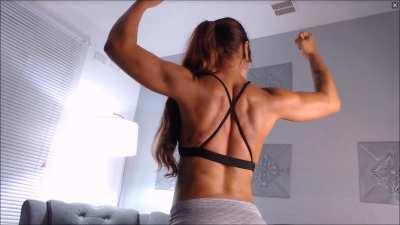 Powerful Colombian Latina flexes.