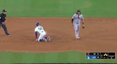 [Highlight] Freddie Freemans bloop single ties it at 5 in the bottom of the 9th.