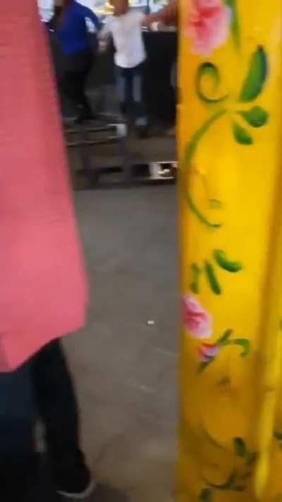 Tio, no vaya a meter el caballo al restauràn...