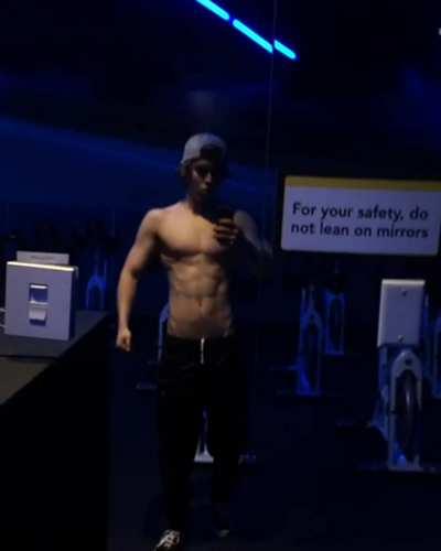 [M] Always love giving the hot MILFs at the gym a little tasty eye fucking flirtation 💪🏻😏