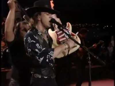 Stevie Ray Vaughan not missing a beat even with a broken guitar string