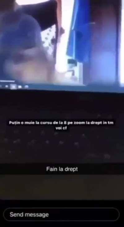 Centurista lucrand de acasa