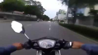Highspeed bike chase between cops and thieves in Vietnam