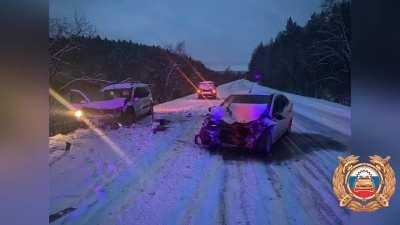 1 dead and 3 injured in head on collision, groans of pain from the driver and his passengers can be heard