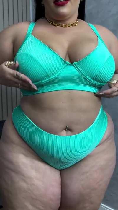 sassa_guedes she thick thick!