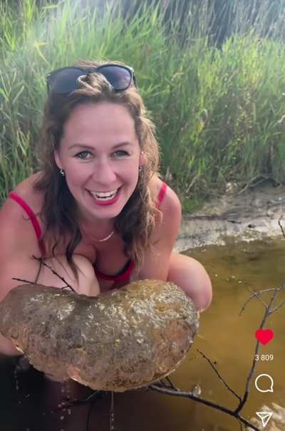 Czech MILF nipple slip, still online on Instagram @mazanevylety.cz