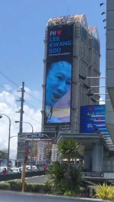 Running Man fans in the Philippines has successfully put up their farewell LED Billboard for Kwang Soo in Metro Manila. Can we help them show this to our Giraffe? 🦒💛