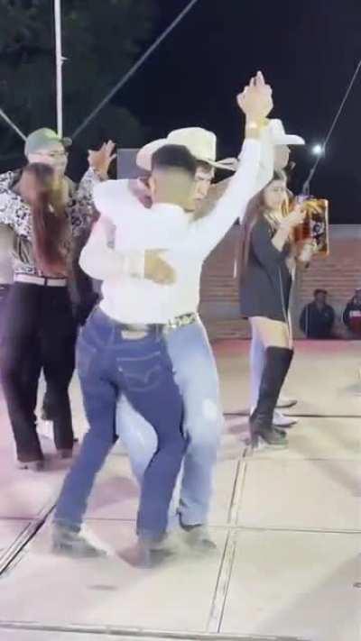 Cuando no hay pareja, pero tu compa se mueve bien sabroso..