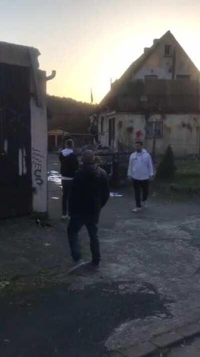 Haider schmeissen Karton voller Altpapier (fast) über den Zaun der Drachenschanze