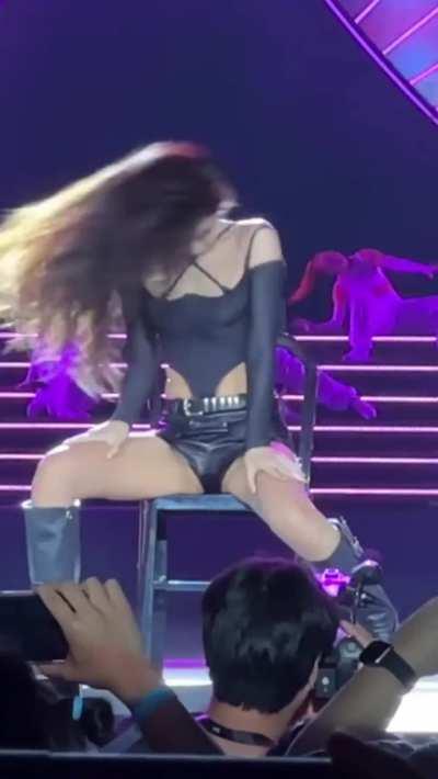 Love Jennie spreading her legs on stage