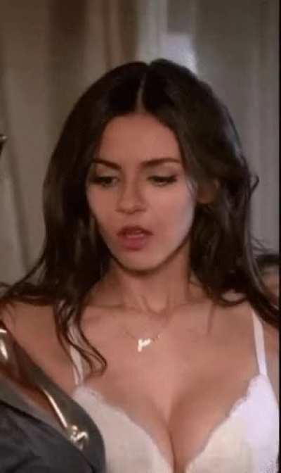 Victoria Justice's reaction when I show her my cock
