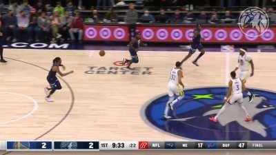 [Highlight] Klay blocked at the 3-point line, leads to a Pat Bev oop pass to Jarred "Vandolorian" Vanderbilt.