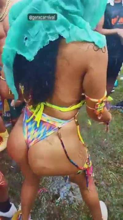 Moving that bamcee in the rain 💦 (📷:@nigelsocrazy_)