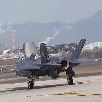 U.S Marine Corps F35 B Lightning II Vertical landing