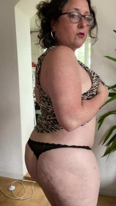 I need to be filled with cum as hubby never gives me a creampie