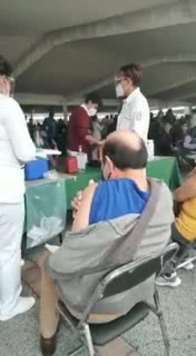 Alguien me puede explicar que pasa aquí??? Centro de vacunacion covid en México.
