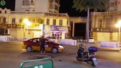 Dutch tourists film wild bottle fight