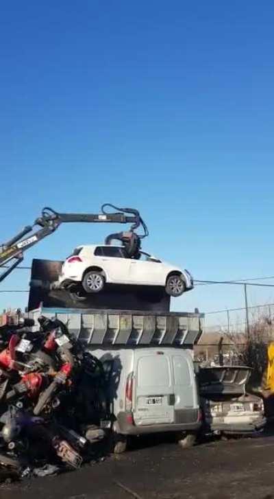 Compactadora vs Volkswagen Golf