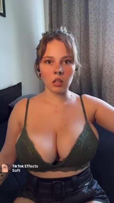 Her 🍒 jiggle perfectly 👌🏾💦👀