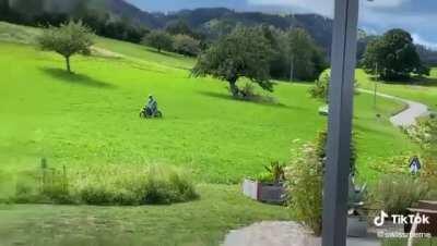 Vreni chom schnäu, de Hansruedi esch weder met em Töffli ab!