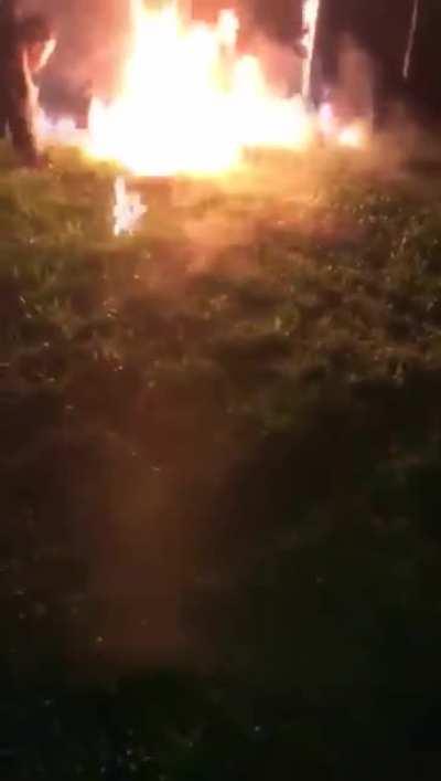 How to barbecue: 1-get shitfaced before all 2-burn the barbecue 3-burn your pool 4- go ask your wife for help