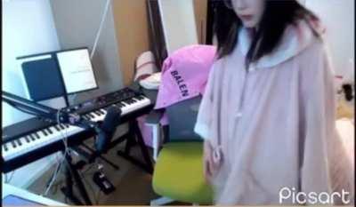 Can anyone freeze frame and enhance?