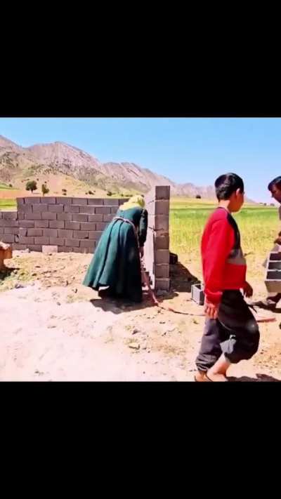 Footage of another war in the middle east 😭😭 Does anybody which country this is? Also praying for whichever country this is🙏😭