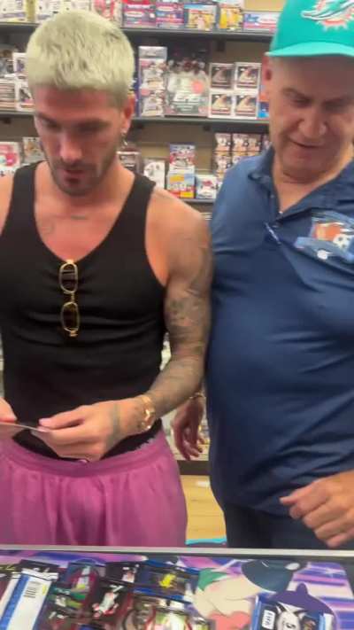 De Paul abriendo paquetitos de cartas coleccionables