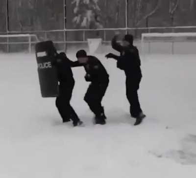 PoLIcE EnGaGE iN A ShOOToUT wITh a loCaL YoUTh GaNg