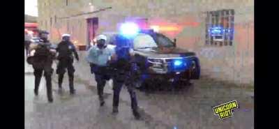 Minneapolis police attacking members of the press (taken from a stream low quality)