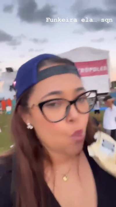 OLHA ESSES PEITÕES DELICIOSOS BALANÇANDO,VTNC MLK ,ESSA PUTA É GOSTOSA DEMAIS 