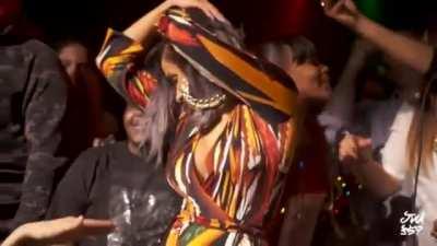 Cardi B Lets fans grope her