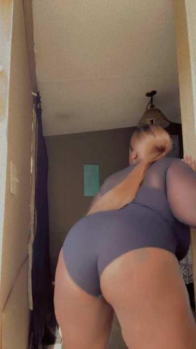 Would you like to see more dm me 😏