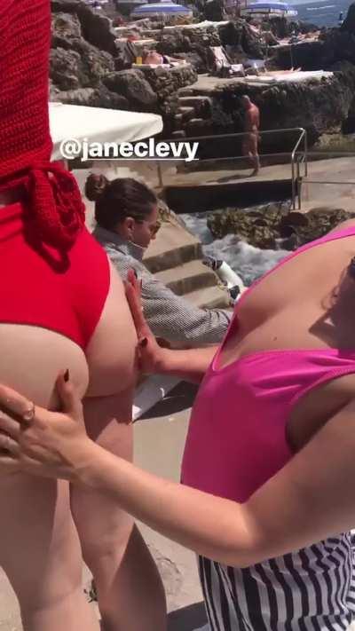 Jane Levy rubbed by Mae Whitman